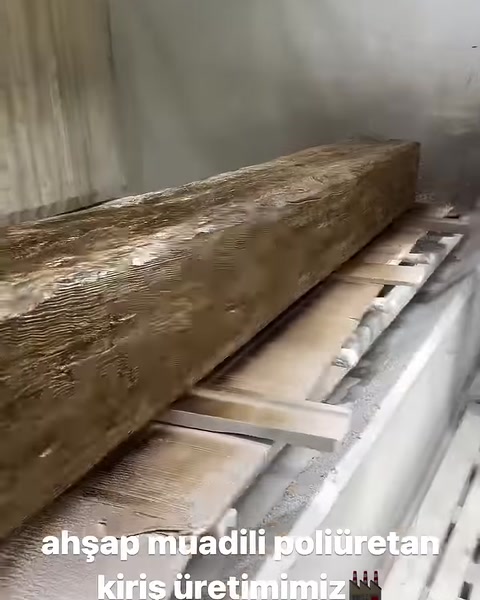 Una trave marrone dall’aspetto legno attende nella cabina di colorazione