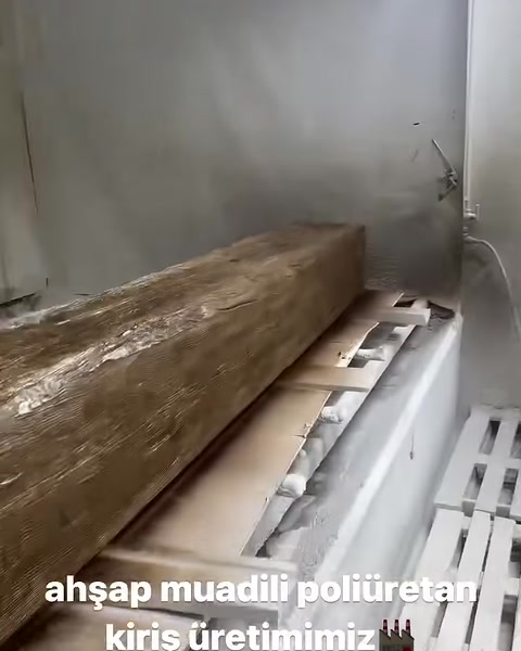 Durante la colorazione sulla superficie della trave si definisce una tonalità legno scura