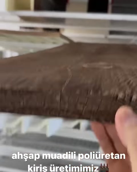Le venature profonde del legno sulla superficie marrone della trave sono visibili da vicino