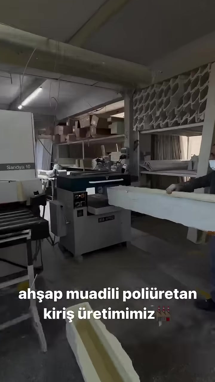 Produzione di travi in poliuretano: modelli di travetti e tronchi effetto legno