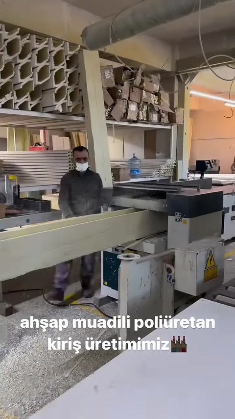 Un operatore fa passare il profilo della trave nella macchina di produzione in modo controllato