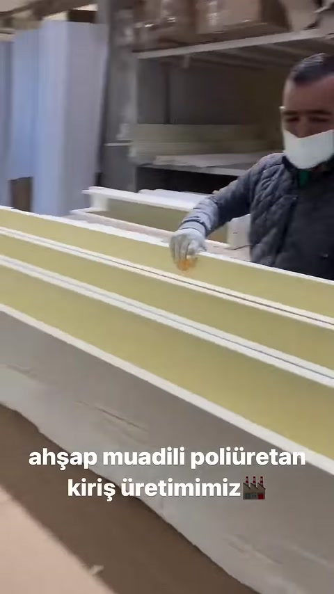 Sono visibili i dettagli superficiali delle travi in poliuretano con scanalature parallele