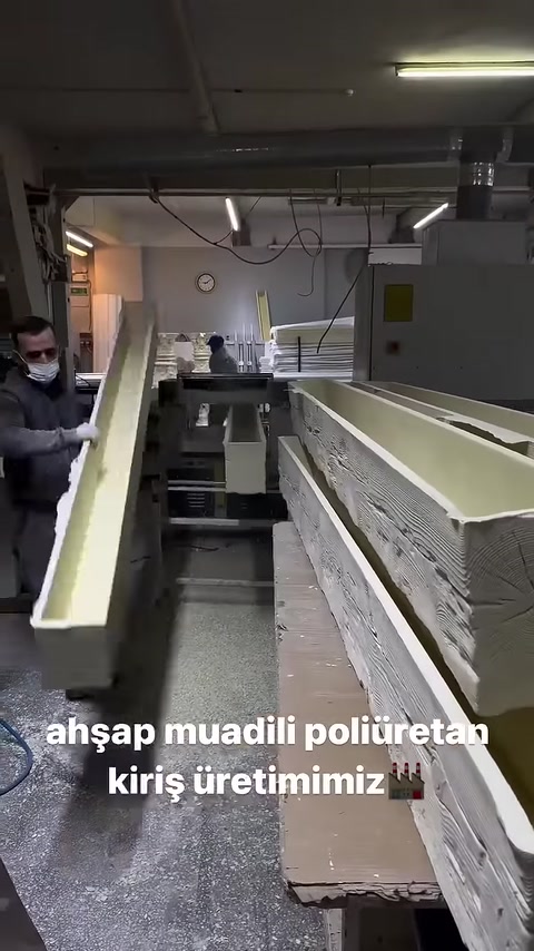 Una texture effetto legno in rilievo viene mostrata su una lunga trave estratta dallo stampo