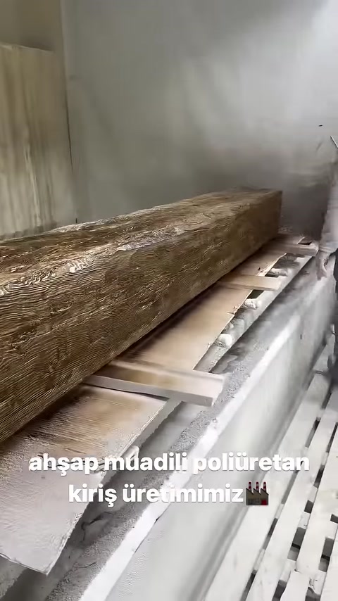 Risalta la texture irregolare effetto legno del modello rustico a tronco