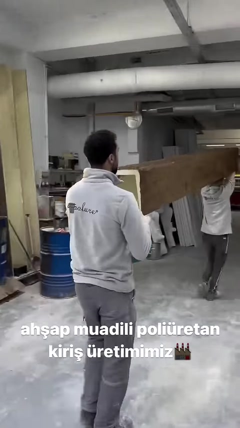 La lunga trave in poliuretano completata viene trasportata all'interno del laboratorio