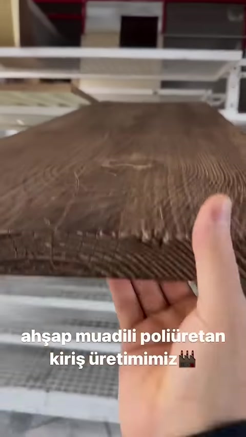 Le venature fitte del legno e i rilievi all'estremità della trave vengono esaminati da vicino