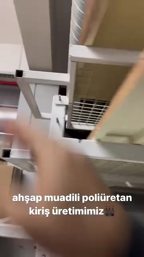 Vengono mostrati il vuoto interno e la sezione del profilo della trave in poliuretano