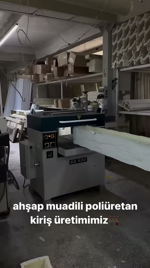 Video, il processo di produzione del profilo trave in poliuretano nel laboratorio.