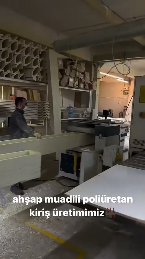 Lo stampo della trave lunga si estende attraverso il laboratorio sulla linea di produzione.