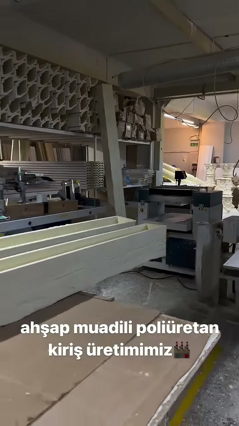 I profili decorativi delle travi vuote sono allineati davanti alla macchina.