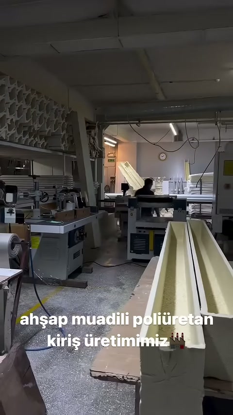Il profilo della trave a forma di scanalatura avanza verso la linea di produzione.