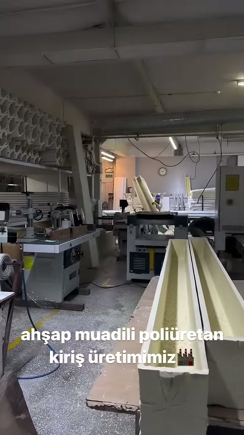Il canale vuoto della trave in poliuretano è chiaramente visibile in primo piano.