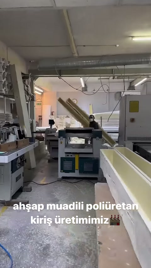 Il canale della trave di colore chiaro è messo in evidenza da vicino davanti alla macchina.