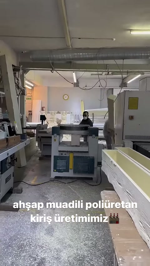 La trave decorativa lunga è allineata al banco di lavorazione nel laboratorio.