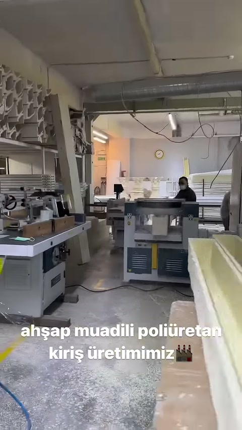 L'operaio segue la progressione del profilo della trave dalla parte posteriore della macchina.
