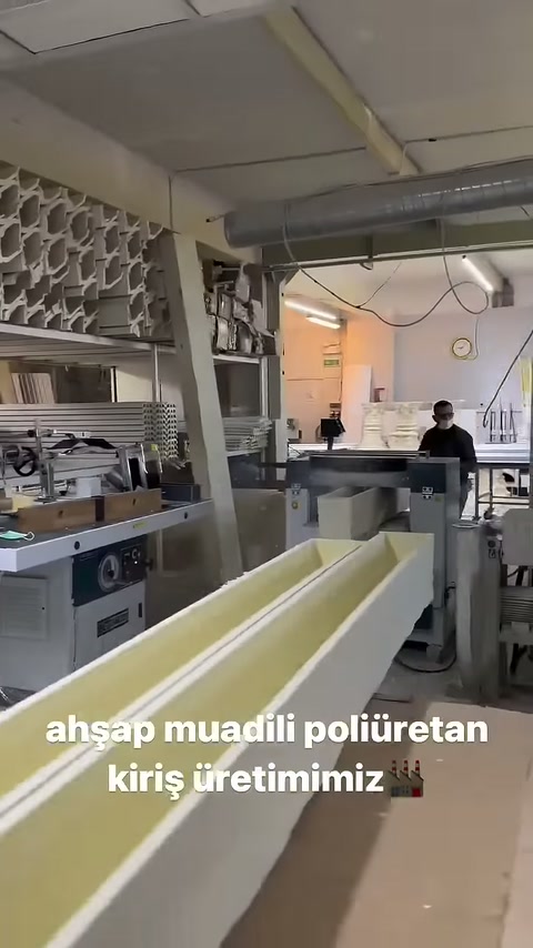 Due travi in poliuretano lunghe si trovano una accanto all'altra sulla linea di produzione.