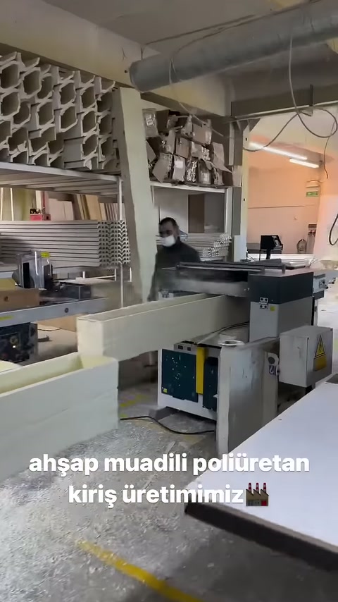 I canali aperti della trave sul banco di produzione sono visualizzati frontalmente.