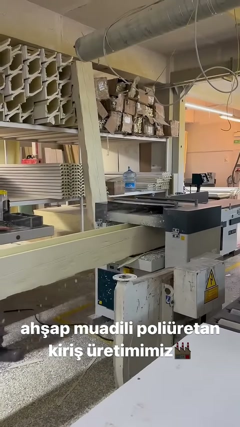 I profili della trave procedono ordinatamente tra lo stampo e la macchina.