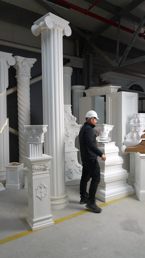 Nell'officina sono disposte colonne di diverse altezze, capitelli decorati e basi.
