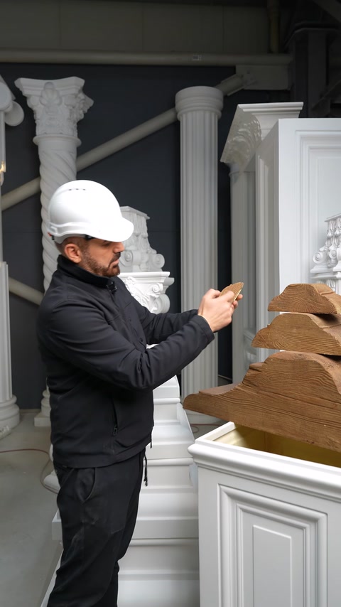 La superficie del profilo effetto legno viene mostrata da vicino dalla mano del presentatore.