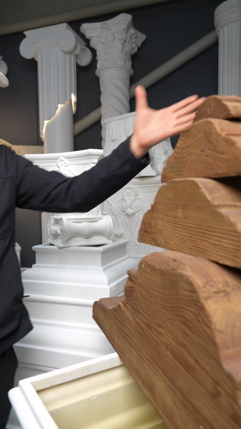 Esempi di profili effetto legno in diverse forme sono esposti frontalmente.