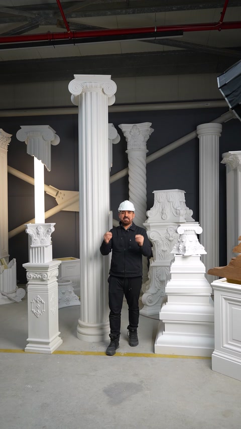 Lunghe colonne, capitelli decorativi e profili effetto legno sono visibili insieme.