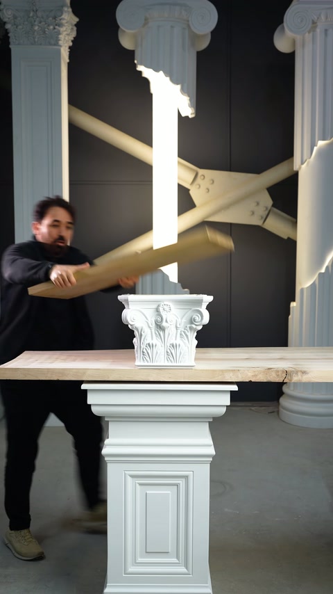 Una tavola in legno decorata viene posizionata sulla parte superiore del capitello