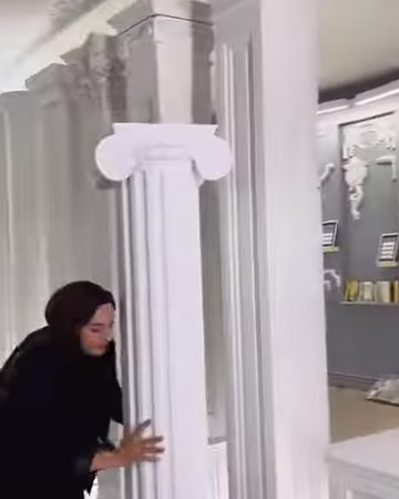 A square fluted column model is displayed with its classical capital