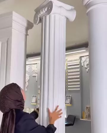 A fluted column model with an Ionic capital is viewed from the front
