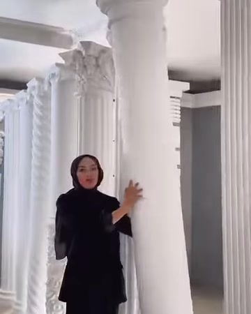 The transition between the shaft and capital of a round plain column is presented