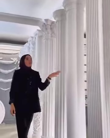 Plain and fluted column models are compared in the showroom arrangement