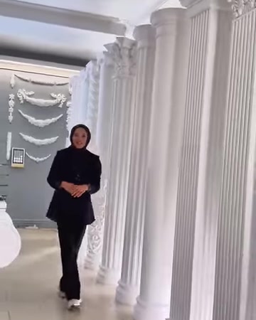 A wide showroom view is presented among rows of column models