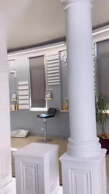 Nel nostro spazio espositivo sono visibili insieme il fusto liscio e la base della colonna.