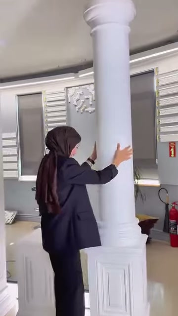 Il presentatore mostra il dettaglio del fascione graduato nella sezione inferiore della colonna diritta.