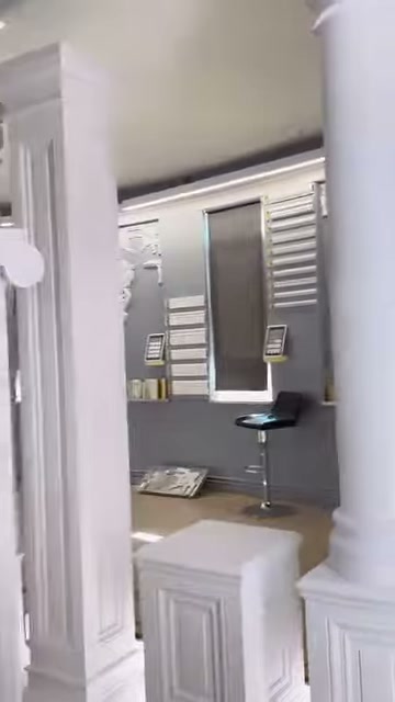 Una colonna semplice con capitello graduato si trova solitaria su una base panellata.