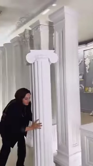 Colonne scanalate con capitelli ionici sono esposte fianco a fianco su basi quadrate.