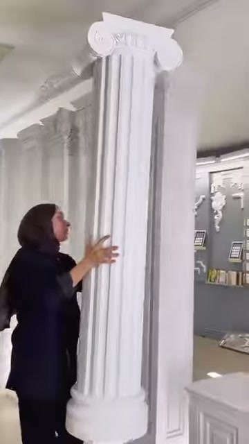 La faccia anteriore della colonna scanalata con capitello a volute viene presentata nello showroom.