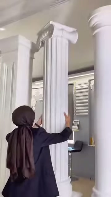 Il fusto canalicolato della colonna che porta un capitello curvilineo viene esposto da vicino.