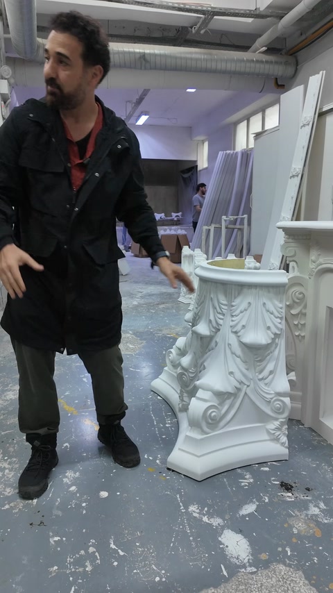 Grande capitello ornato per colonna esposto in verticale sul pavimento del laboratorio