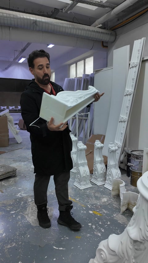 Piccola mensola in poliuretano presentata per l’ispezione nel laboratorio