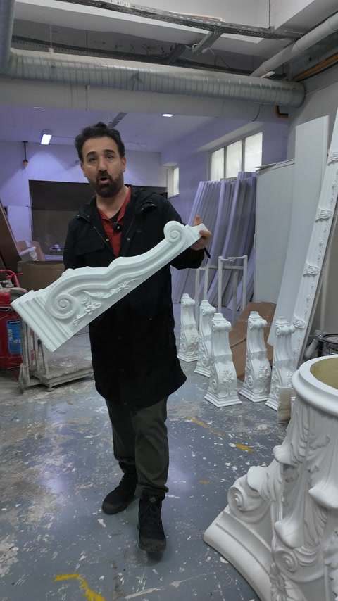 Lunga mensola decorativa con profilo curvo e dettagli a rilievo