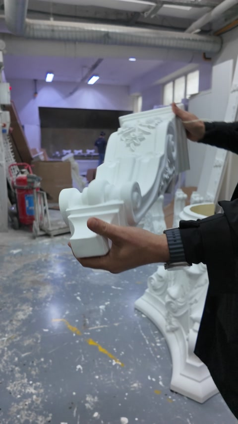 Confronto tra due componenti di mensole decorative prima dell’imballaggio e della spedizione