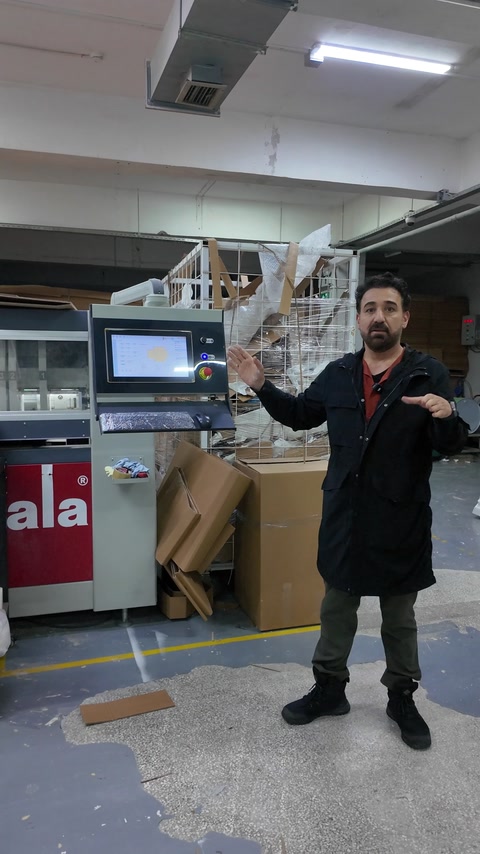 Panoramica del laboratorio con le attrezzature di produzione alle spalle dell’artigiano