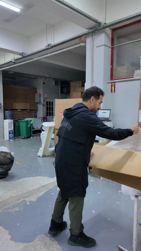 Materiale protettivo da imballaggio disposto all’interno di una grande scatola di cartone