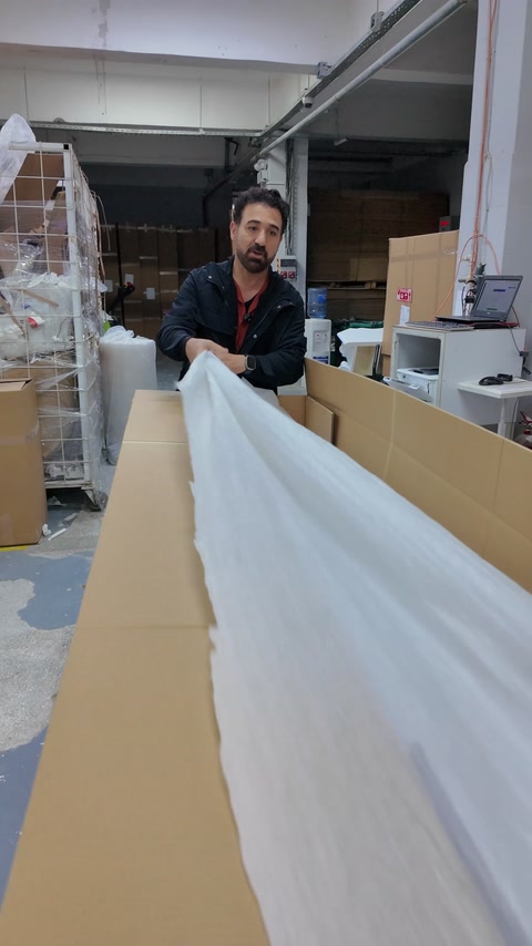 Foglio di schiuma steso nella scatola prima di inserire i prodotti