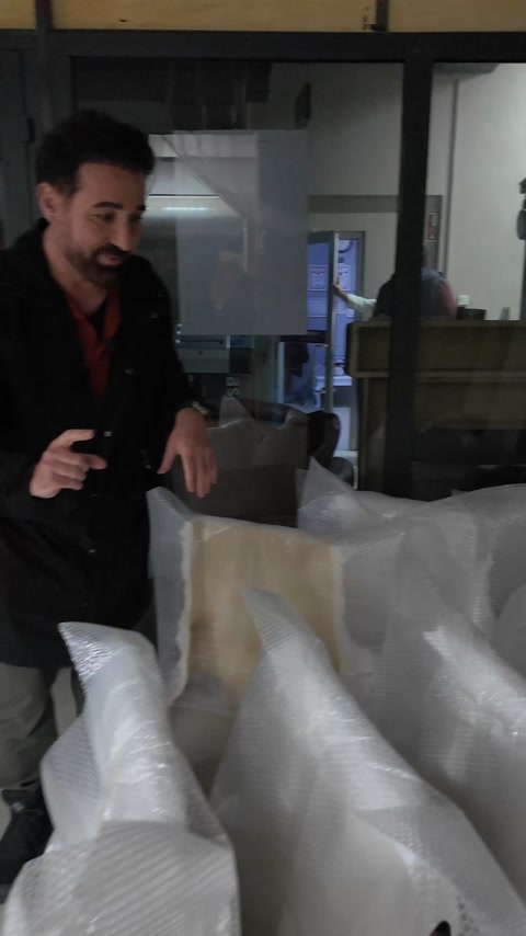 Capitello ornato per colonna avvolto in più strati di protezione