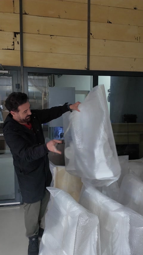 Artigiano che sistema l’imballaggio intorno ai dettagli decorativi sporgenti del capitello