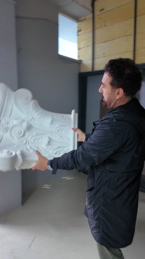 Capitello per colonna imballato trasportato con cura attraverso la porta del laboratorio