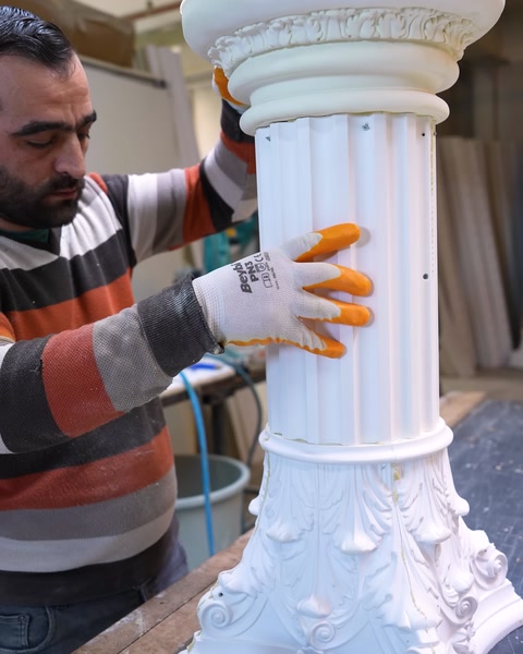 Assembling a polyurethane column by fitting base and shaft together