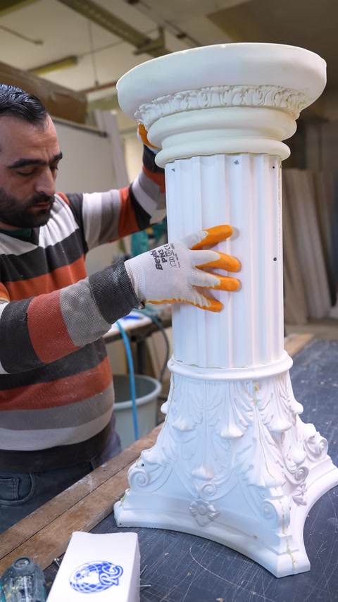 Assemblaggio di una colonna in poliuretano incastrando la base e l'asta insieme